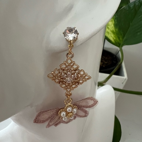Elegant Flirty Flower-Inspired Dangle Earrings- Mixed Material Stylish Feminine - Picture 6 of 11